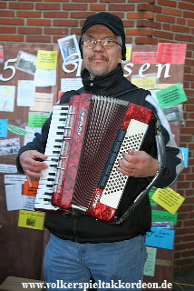 Volker spielt kkordeon beim Adventsmarkt